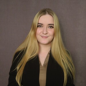 &nbsp;Добрый день, меня зовут Екатерина, я помогу определиться с резиновым покрытием для вашей площадки