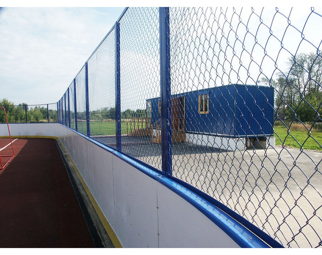 Хоккейная коробка из фанеры с высокими сетчатыми бортами, ограждение за воротами - вид 2